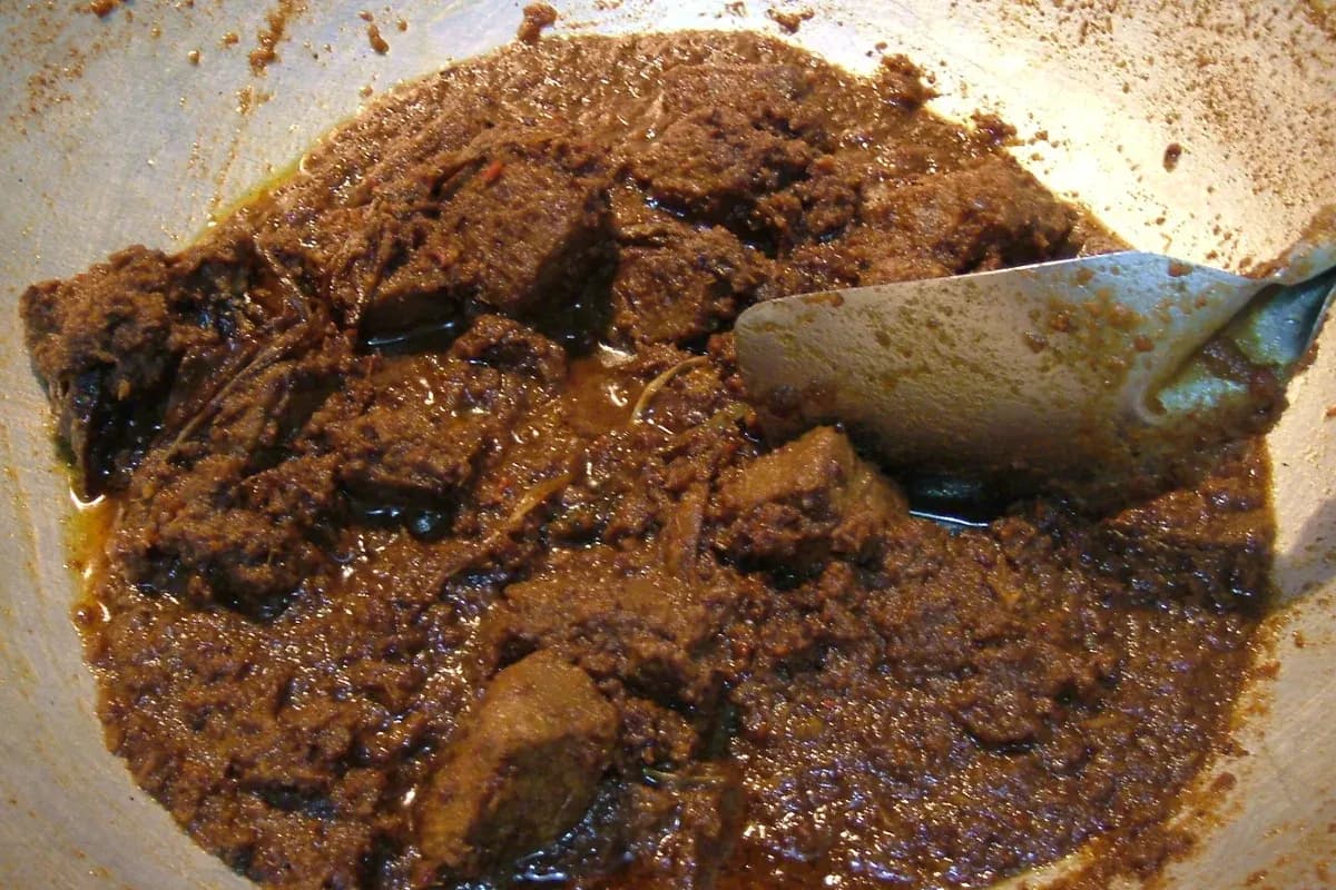 大きな鍋で煮込まれている牛肉のルンダン