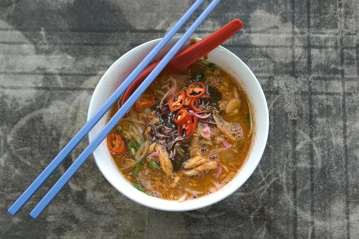 ペナンラクサの一杯。スープに麺と野菜が盛られている