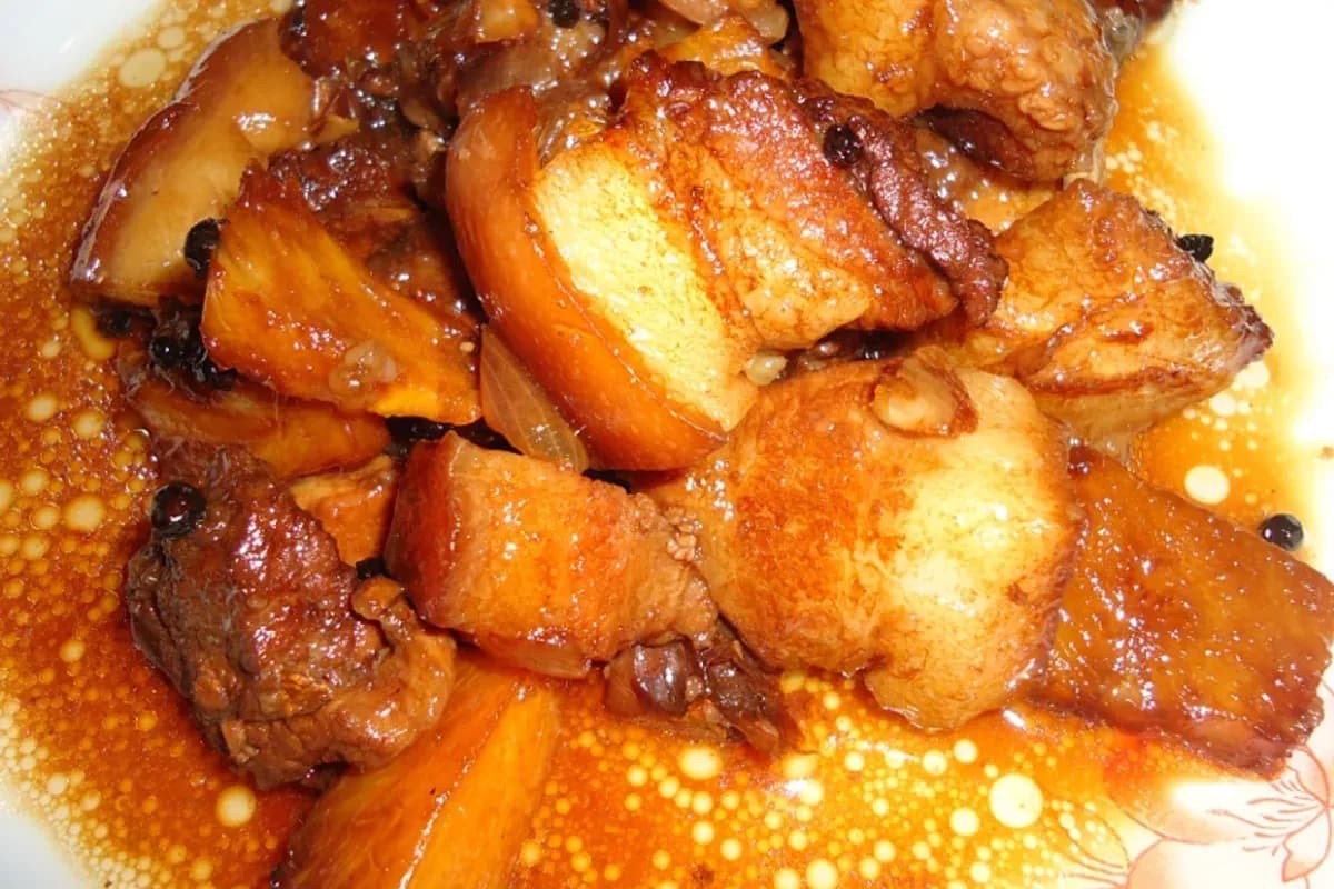 皿に盛られたフィリピンの豚肉のアドボ