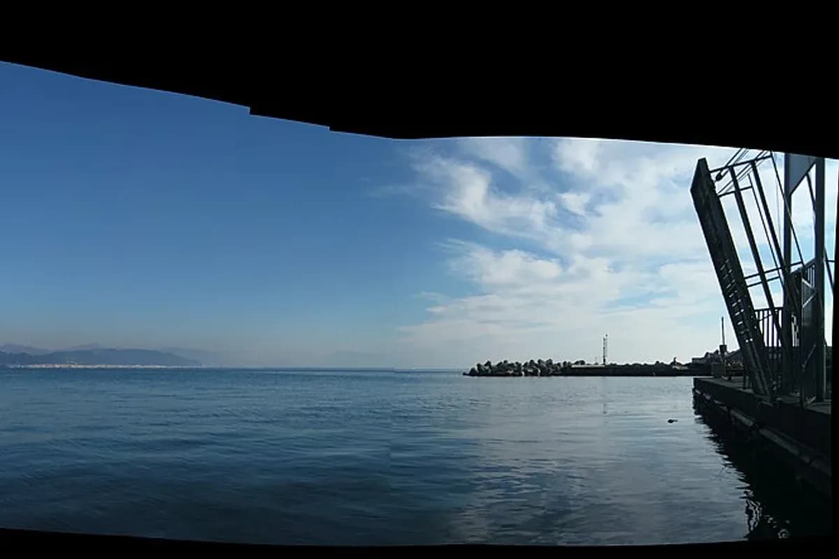 チェターラの港から望む海沿いの町並みとサレルノ湾